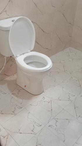 MikumiAmarula Tree Hotel的浴室铺有大理石地板,设有白色卫生间。