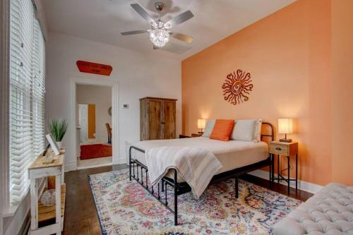 温泉城Clementine Bungalow Downtown Hot Springs的一间卧室配有一张床和吊扇