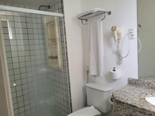 维多利亚Praia do Canto Apart Hotel - Apto 405 - Varanda Lateral com Vista Mar的带淋浴、卫生间和盥洗盆的浴室