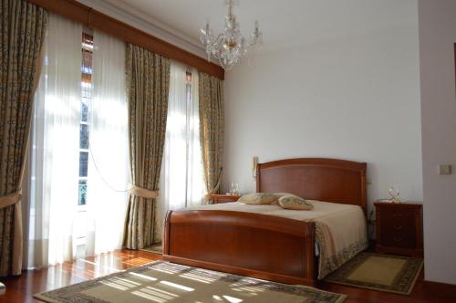 LandimSolar da Saudade的一间卧室设有一张床和一个大窗户