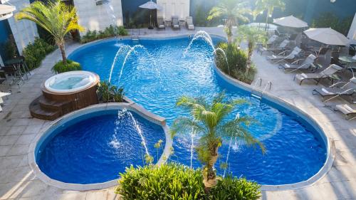 伊瓜苏纳达依便捷酒店及水疗中心的度假村内带喷泉的大型游泳池