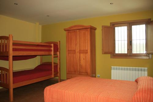 Nieva de CamerosLa Casa Nueva的一间卧室配有双层床和橱柜。
