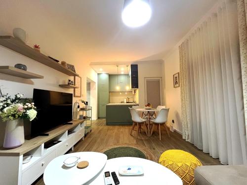 蒂瓦特Caruso apartment的一间带厨房的小客厅和一间客厅