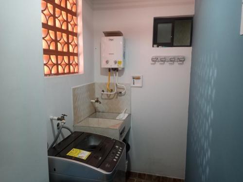 贝约Apartamento Ángel Namaste的一间带水槽和一台机器的小浴室