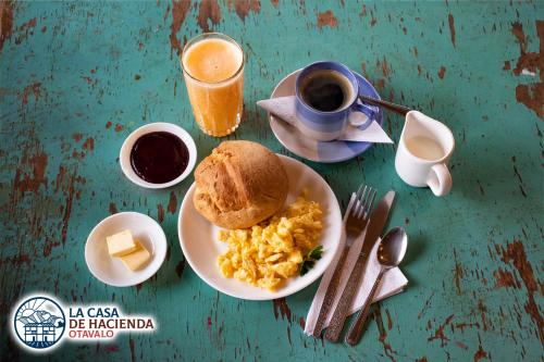奥塔瓦洛La Casa de Hacienda的一张桌子,上面放着一盘炒鸡蛋和一杯咖啡