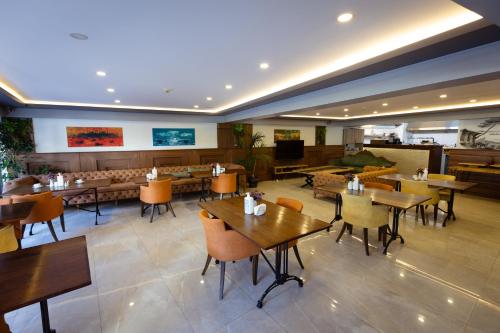 伊斯坦布尔Asia Business Suites的一间带桌椅的用餐室和一间餐厅
