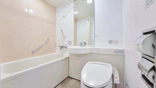 盛冈盛冈大和鲁内酒店的白色的浴室设有卫生间和水槽。