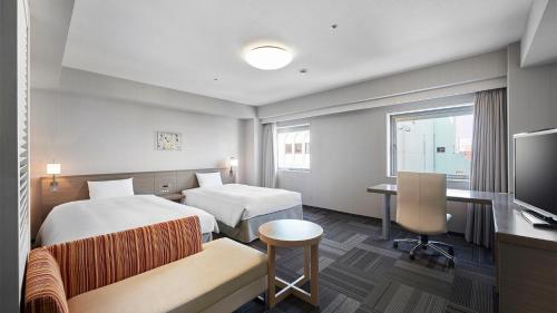 盛冈盛冈大和鲁内酒店的酒店客房配有两张床和一张书桌