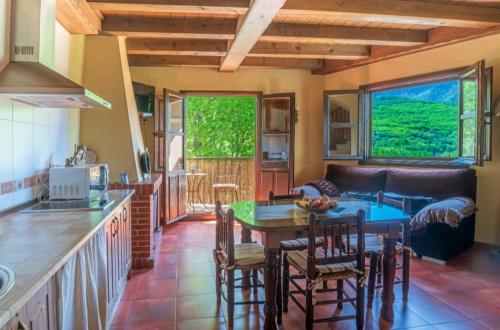 赫尔特Complejo Rural Las Palomas的厨房以及带桌椅的起居室。