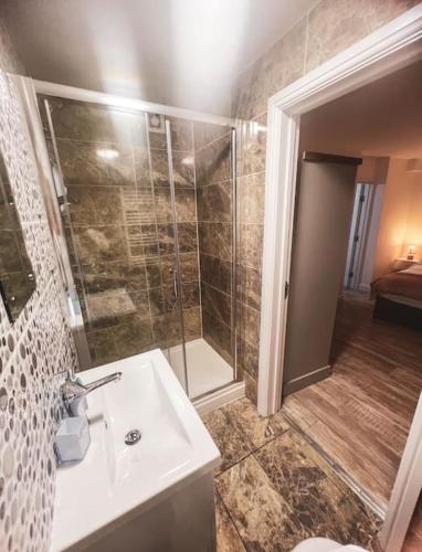 莱斯特Newly furnished Apartment, Leicester City Centre的带淋浴和白色盥洗盆的浴室