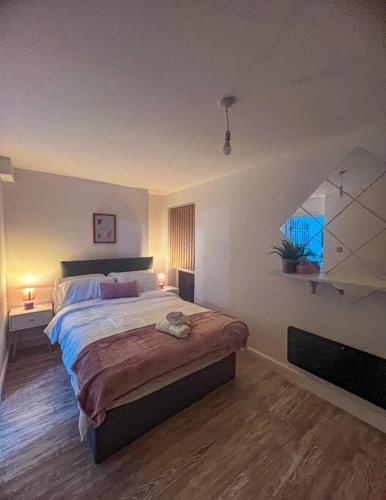 莱斯特Newly furnished Apartment, Leicester City Centre的一间卧室设有一张大床和一个窗户。