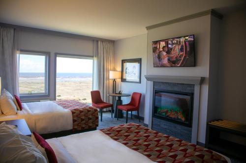 洋滨市奎诺尔特海滩度假村及赌场酒店的酒店客房设有两张床和壁炉