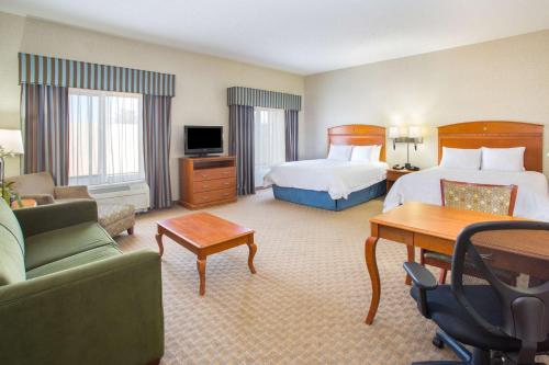 圣罗莎圣罗莎汉普顿酒店的酒店客房设有床和客厅。
