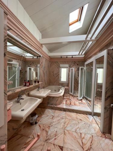 ArgésLuxury Villa + Tenis的浴室设有2个水槽和2面镜子