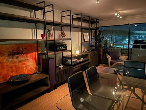 圣地亚哥Departamento Delux的客厅配有玻璃桌和沙发