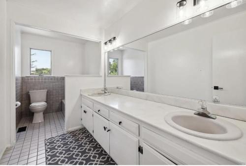 诺瓦托Resort Living的白色的浴室设有水槽和卫生间。
