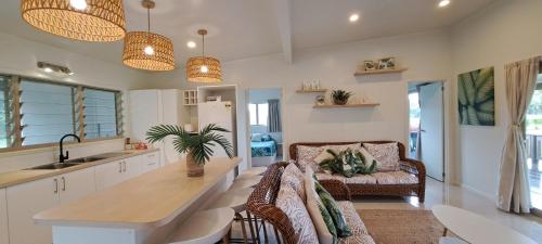 拉罗汤加Serene Holiday Home的一间配有沙发和桌子的厨房