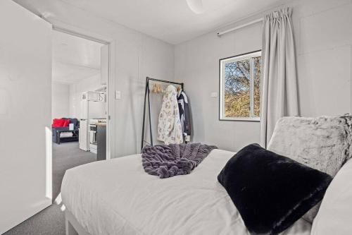 贝瑞黛尔Bliss Cabin @ Belaxed Farm Berridale的卧室配有一张大白色床和窗户