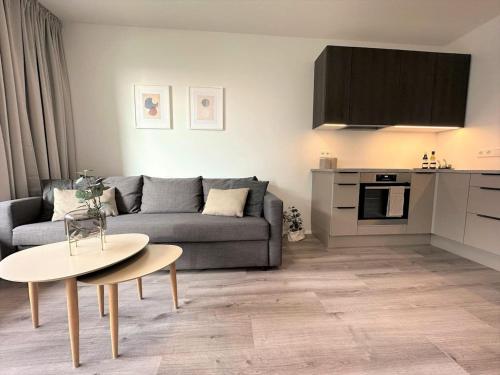 塞尔福斯New Selfoss Apartment - Stylish & Modern的客厅配有沙发和桌子