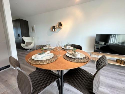 塞尔福斯New Selfoss Apartment - Stylish & Modern的一间带木桌和椅子的用餐室