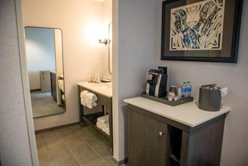洋滨市奎诺尔特海滩度假村及赌场酒店的一间带水槽和镜子的浴室
