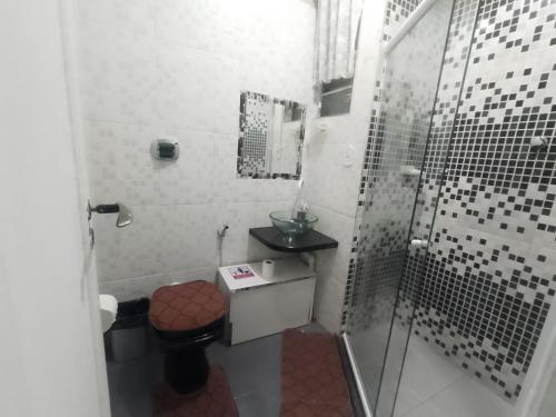 特雷索波利斯Apartamento para até 05 pessoas no centro的带淋浴、卫生间和盥洗盆的浴室