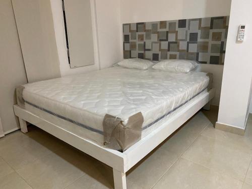 克拉伦代克Modern complet appartement met Balkon的一张位于带白色床垫的房间内的床铺