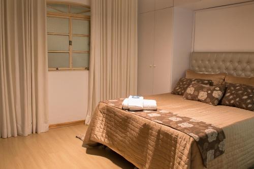 贝洛奥里藏特Recanto da Sol的一间卧室配有一张床,上面有两条毛巾
