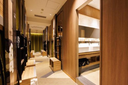 大阪HOTEL Cargo Shinsaibashi的更衣室走廊,带水槽