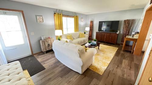 密尔沃基Luxx Guest House的客厅配有白色沙发和电视