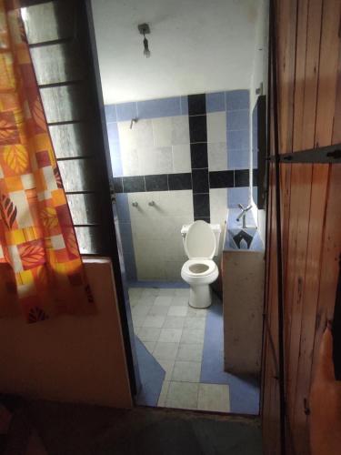 墨西哥城Casa ampliación piloto的一间小浴室,内设卫生间