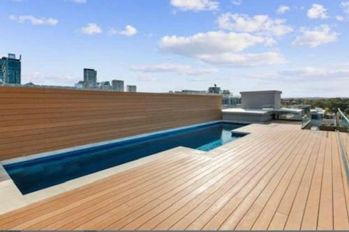悉尼One Bedroom with Roof Top Pool的建筑物屋顶上的游泳池