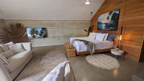 卢甘维尔Bombua Beach House的客厅配有床和沙发