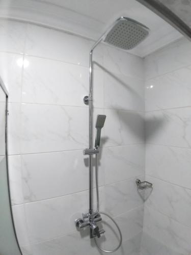 拉各斯MITOS LUXURY SUITES -Somosu的浴室里设有玻璃门淋浴