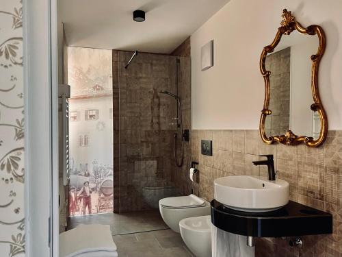萨洛尔诺Haus Noldin - historische Herberge - dimora storica的一间带水槽、卫生间和镜子的浴室