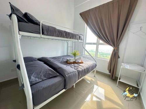 马六甲Amber Cove 7pax/VideoGame/5min to Jonker的一间卧室设有两张双层床和一扇窗户。