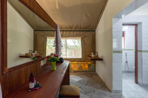OlolaimutiekSentrim Mara Lodge的客厅位于房子内,配有木桌