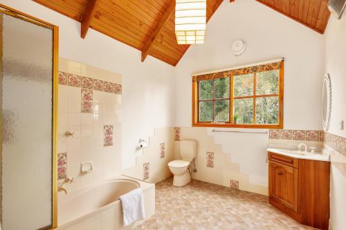 VentnorPerfect Getaway in Phillip Island的带浴缸、卫生间和盥洗盆的浴室