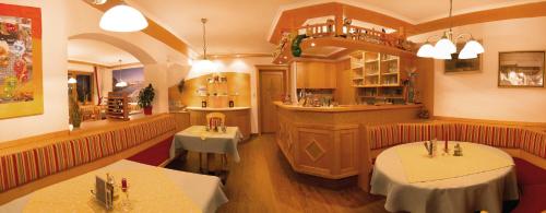 斯拉德明巴郎滋特夫旅馆的餐厅内带两张桌子的用餐室