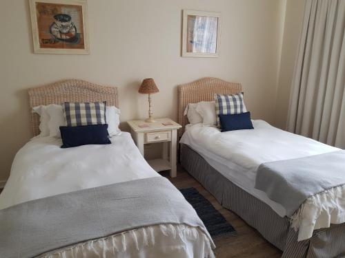 莫塞尔湾Lodge 90 - Pinnacle Point Estate的卧室内两张并排的床