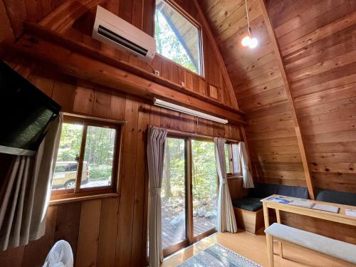 白马村Yukiita Lodge的小屋内拥有木墙和窗户的房间