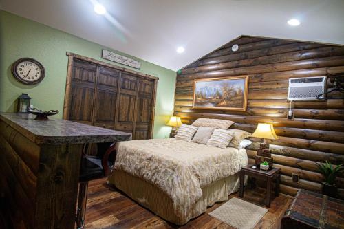 罗宾斯维尔The Lil House的一间卧室设有一张床和木墙