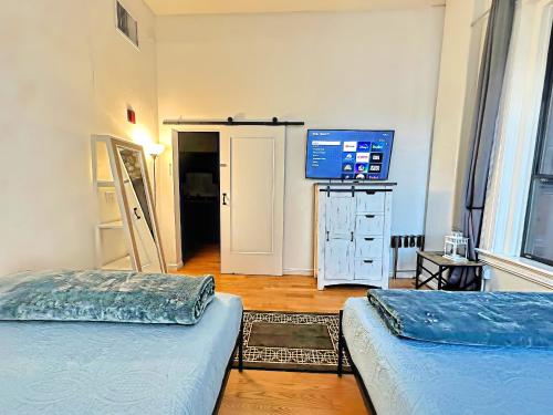 圣地亚哥Gaslamp 2bdrm - W Parking & 4 Beds #304的一间设有两张床和电视的房间