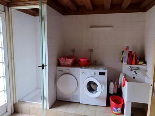 勒帕莱Gite Gilles的洗衣房配有洗衣机和洗衣机