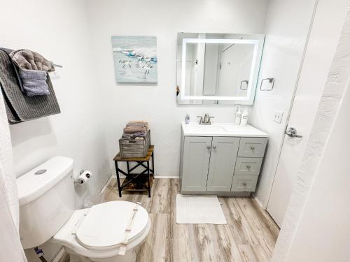 圣地亚哥Gaslamp 2bdrm - W Parking & 5 Beds #303的浴室配有白色卫生间和盥洗盆。