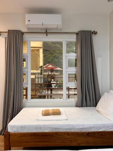 爱妮岛罗赞娜酒店的一张位于带大窗户的房间内的床铺