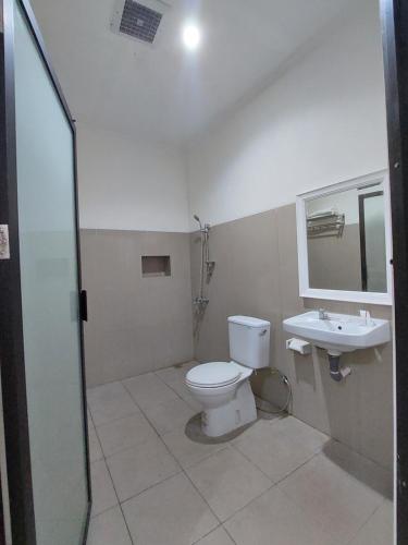 Grand Tawiri Hotel的一间带卫生间和水槽的浴室