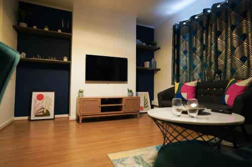 伦敦Enfield North London 3BR Apartment的客厅配有沙发和桌子