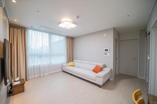 大田Mild的客厅配有白色沙发和大窗户