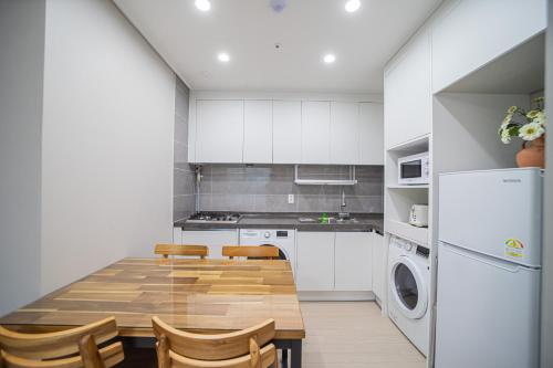 大田Mild的厨房配有桌椅、洗衣机和烘干机